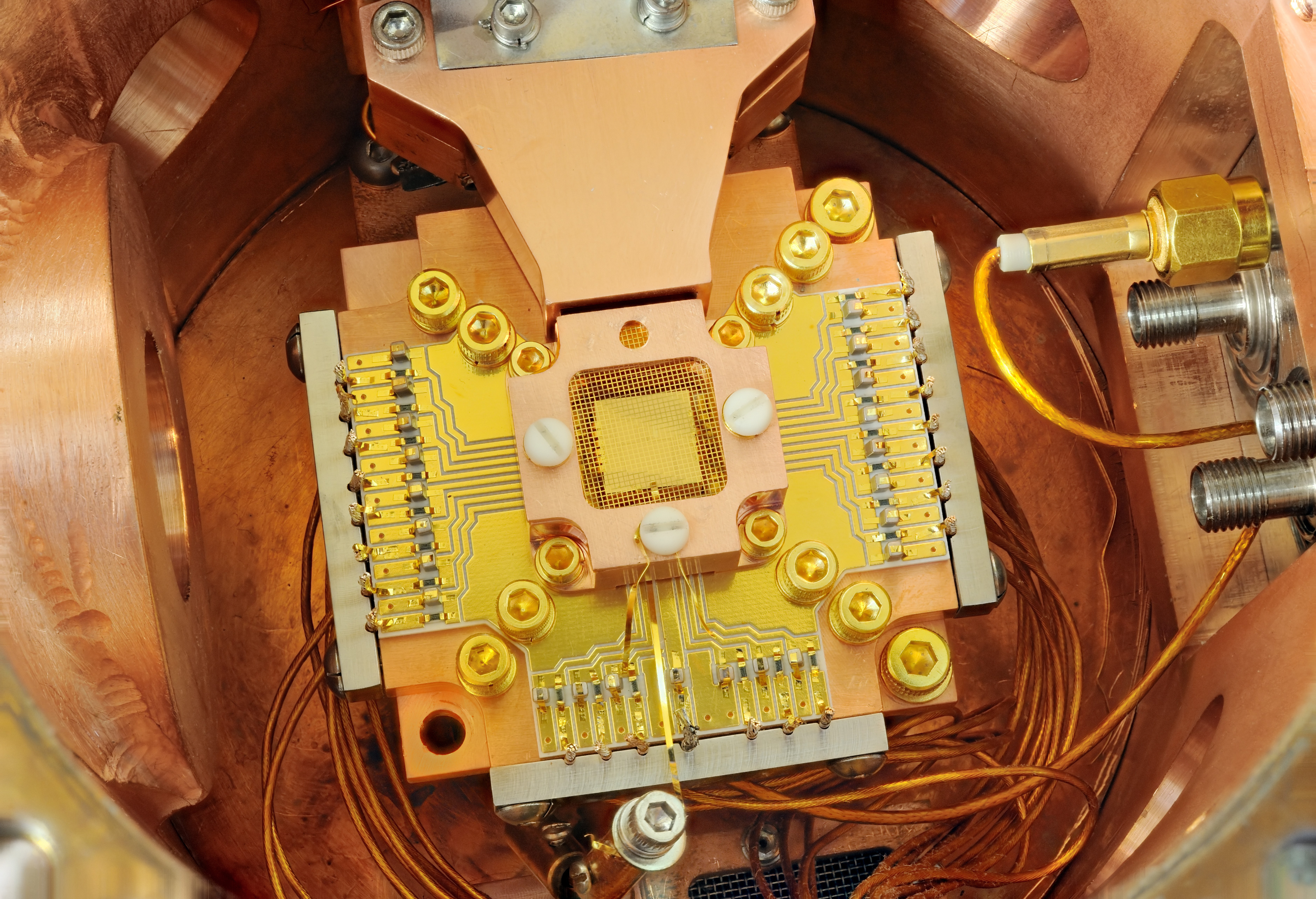 Aparato NIST de computacion cuantica con iones atrapados