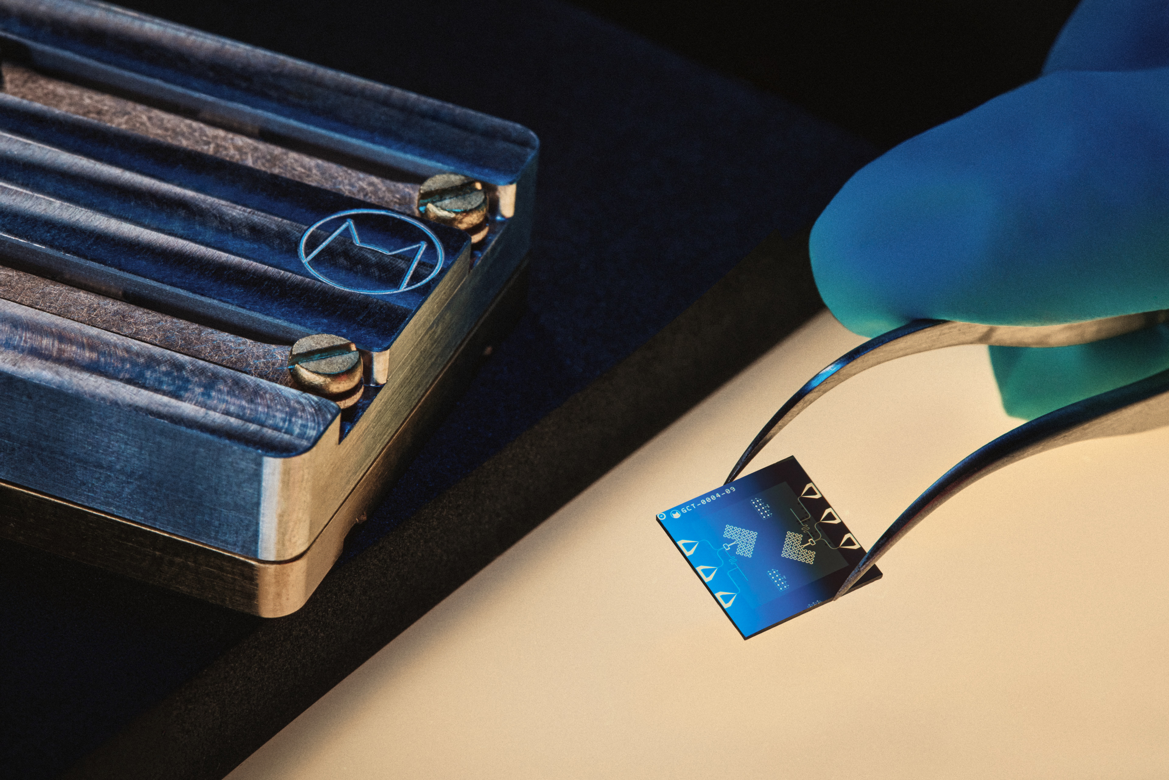 Chip de cat qubit superconductor