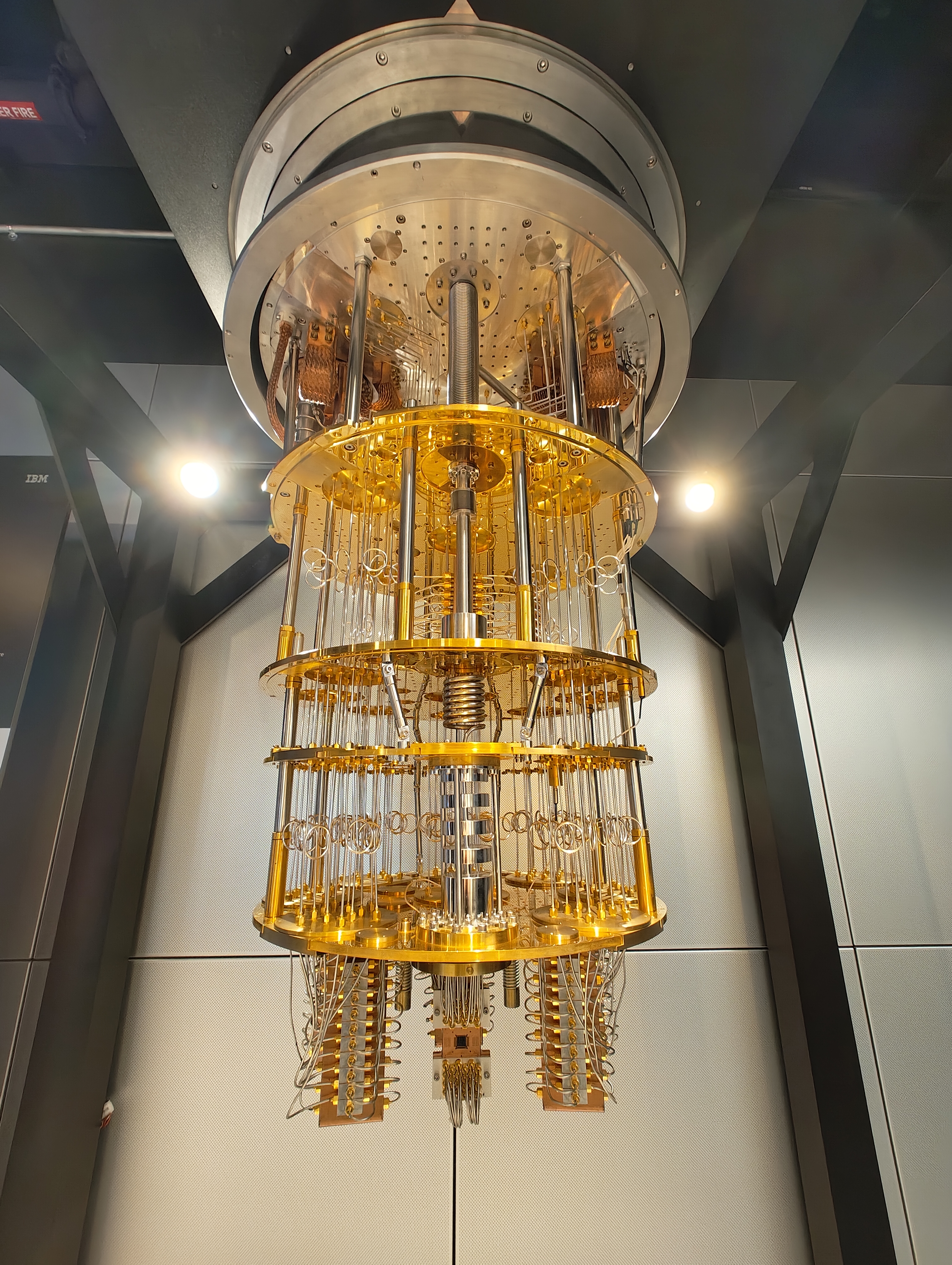 IBM Quantum System One, computadora cuantica en vitrina tecnica